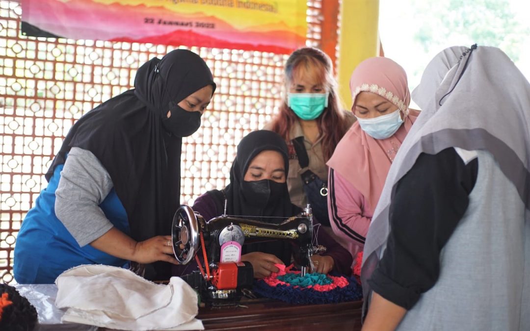 Tagana Kabupaten Blitar Beri Pelatihan Pemanfaatan Pakaian Bekas Tidak Layak Pakai Bagi Warga Terdampak Erupsi Gunung Semeru di Lumajang