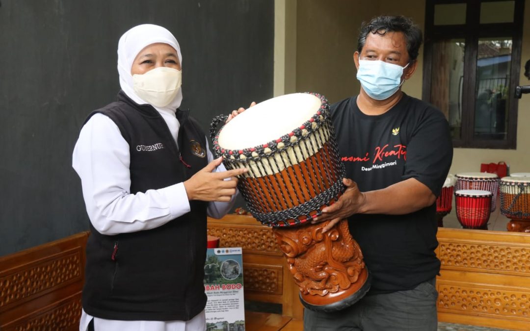 Gubernur Jawa Timur Kunjungi Pengrajin Kendang Djimbe di Desa Minggirsari Kanigoro