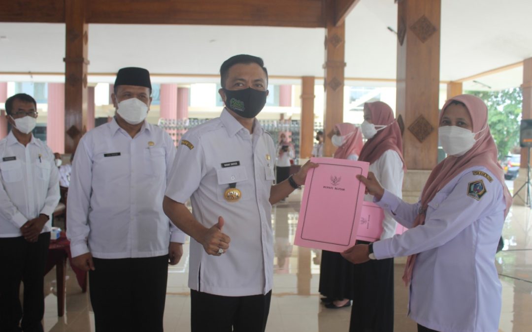 Wabup Blitar, Rahmat Santoso Serahkan SK Pengangkatan PPPK Non Guru Formasi Tahun 2021