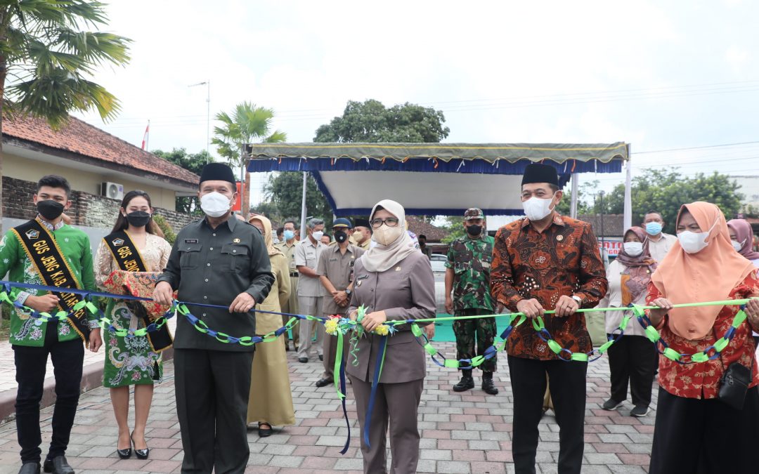 Bupati Blitar Didampingi Sekda Buka RTH dan Resmikan Kios UMKM
