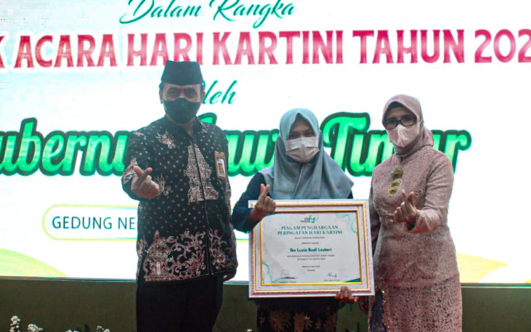 Bupati Blitar Hadiri Pemberian Penghargaan Penghargaan Perempuan Berjasa dan Berprestasi Provinsi Jawa Timur Tahun 2022