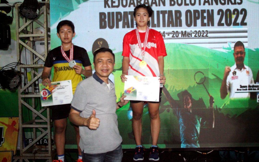Wakil Bupati Blitar Serahkan Piagam Bupati Blitar Open Kejuaraan Bulu Tangkis 2022