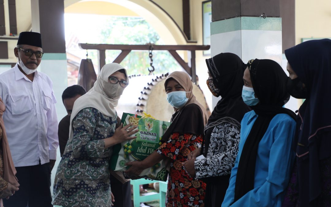 Bupati Blitar Salurkan Zakat Kepada Fakir Miskin Di Masjid At – Taqwa Kademangan
