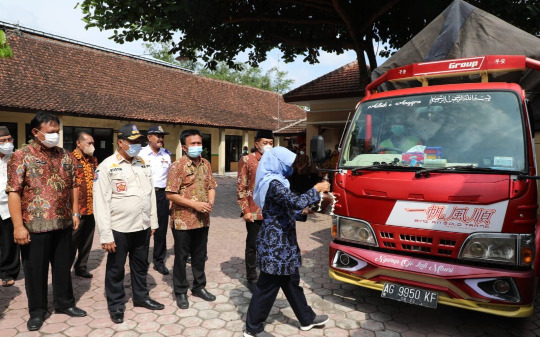 Dukung Produk IKM, Mak Rini Berangkatkan Produk Aspamin Kabupaten Blitar