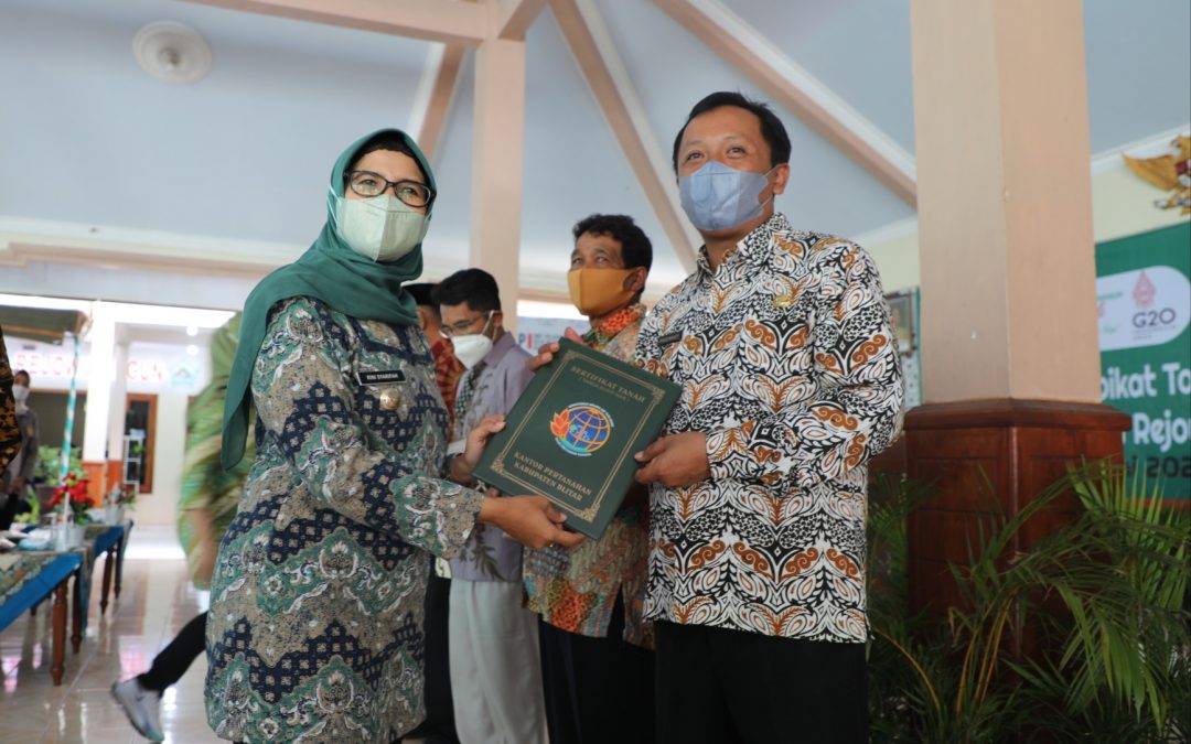 Mak Rini Serahkan 413 Sertipikat PTSL kepada Warga Desa Rejowinangun