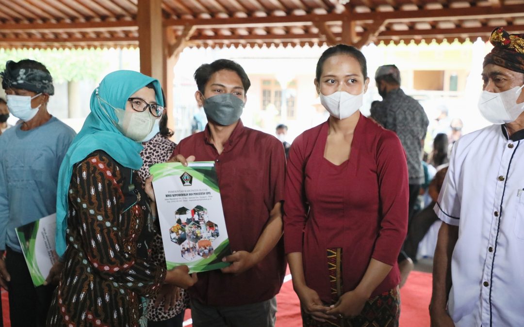 22 Umat Hindhu Warga Desa Balerejo Kecamatan Wlingi Terima Akte Perkawinan dari Mak Rini