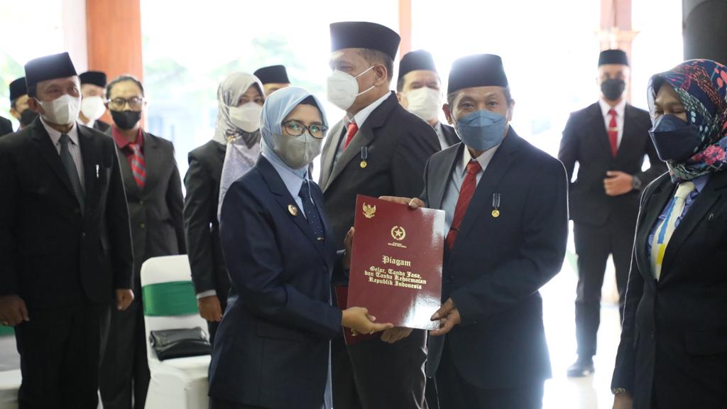 Bupati Blitar Serahkan Penghargaan Satyalencana Karya Satya