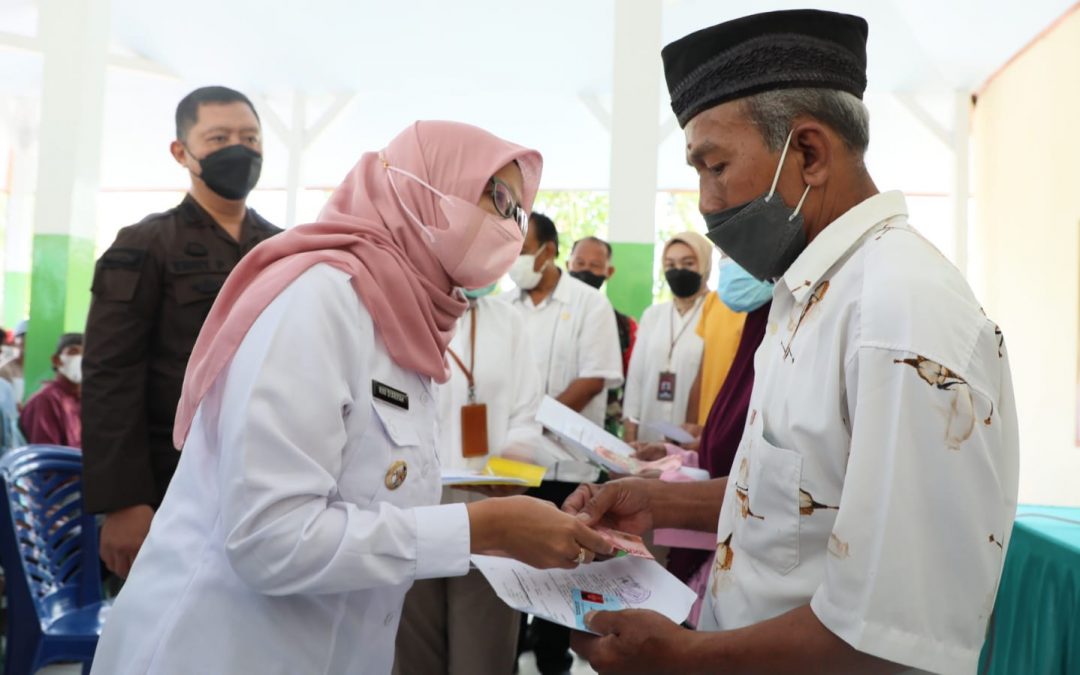 Sambangi Warga Kecamatan Bakung dan Sanankulon, Bupati Blitar Serahkan Bantuan Sosial Bagi Masyarakat Terdampak Inflasi
