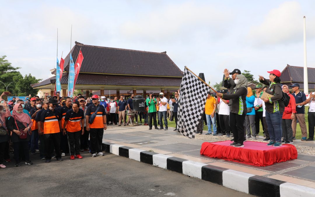 Pemkab Blitar Gelar Jalan Sehat Peringatan Hari Kesehatan dan HUT Korpri