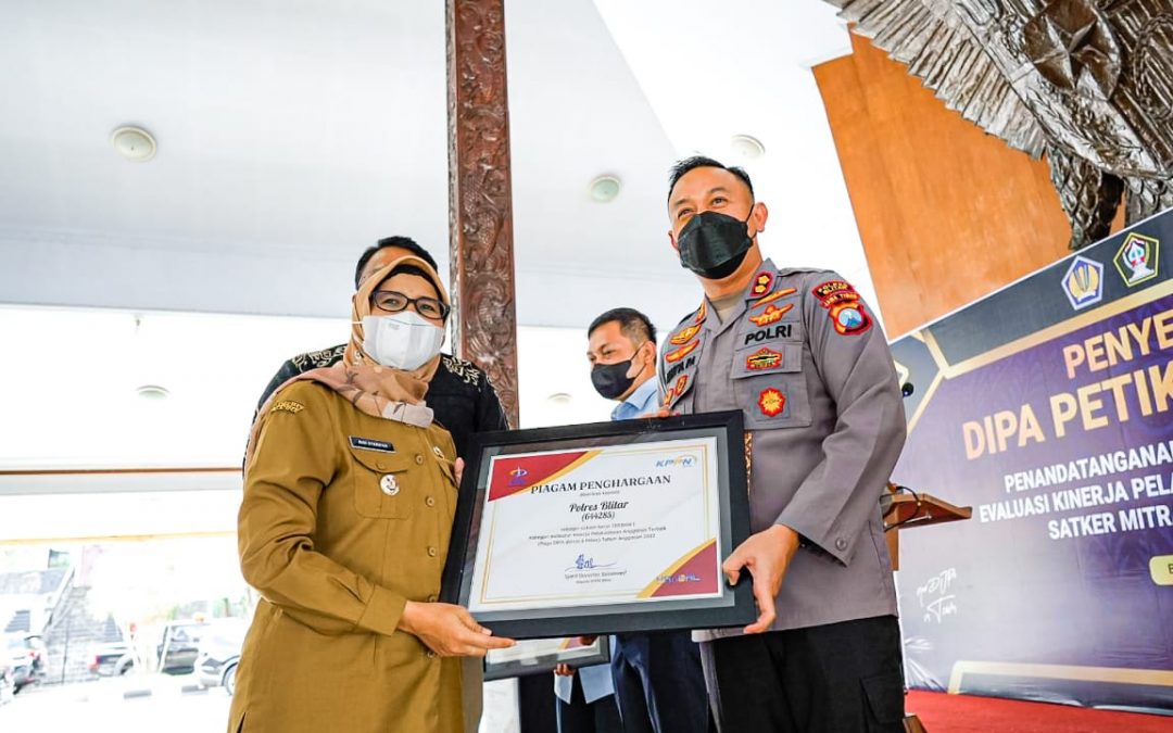 Bupati Blitar Menyerahkan DIPA di Pendopo RHN