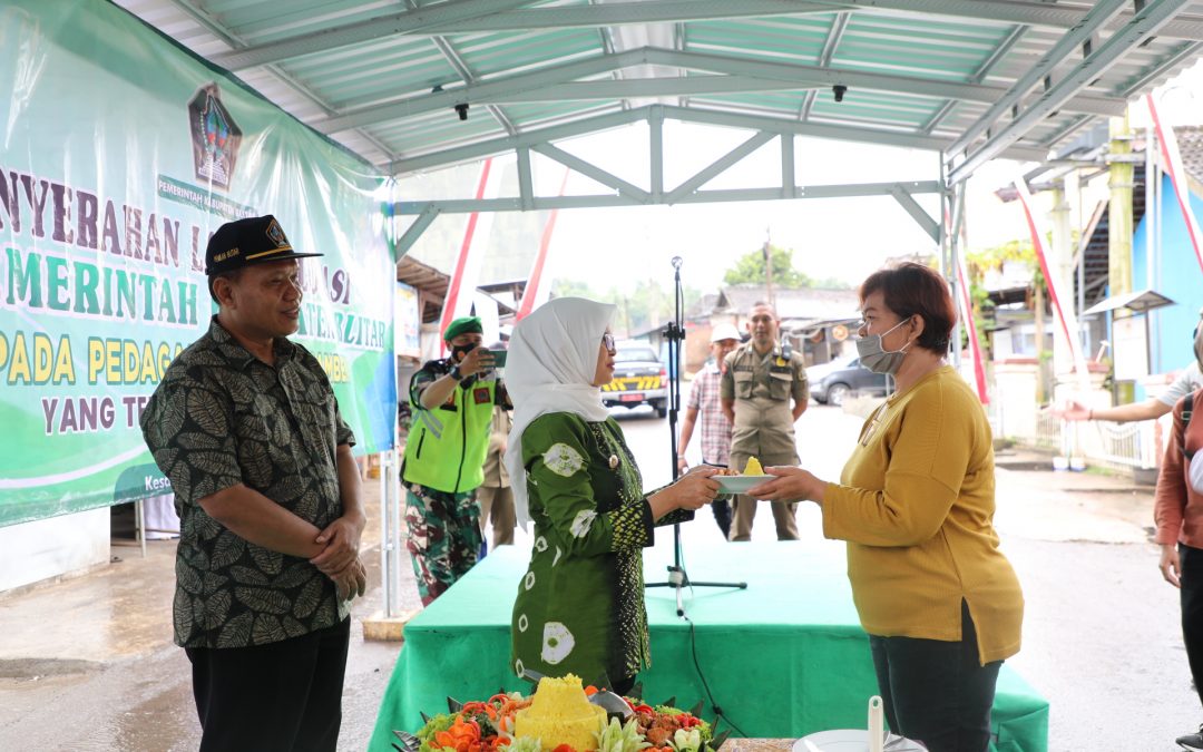 Bupati Blitar Menyerahkan Lapak Relokasi Pasar Kesamben