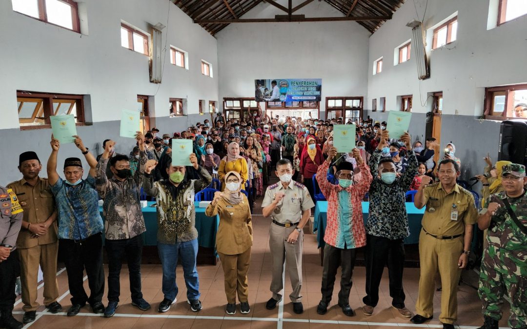 Pemkab Blitar Serahkan Sertifikat Tanah di Kecamatan Bakung dan Gandusari