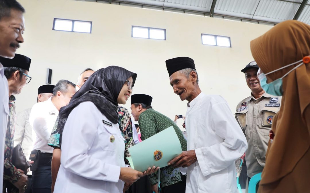 Mak Rini Serahkan 1.117 Sertipikat Tanah kepada Warga Desa Pikatan Kecamatan Wonodadi