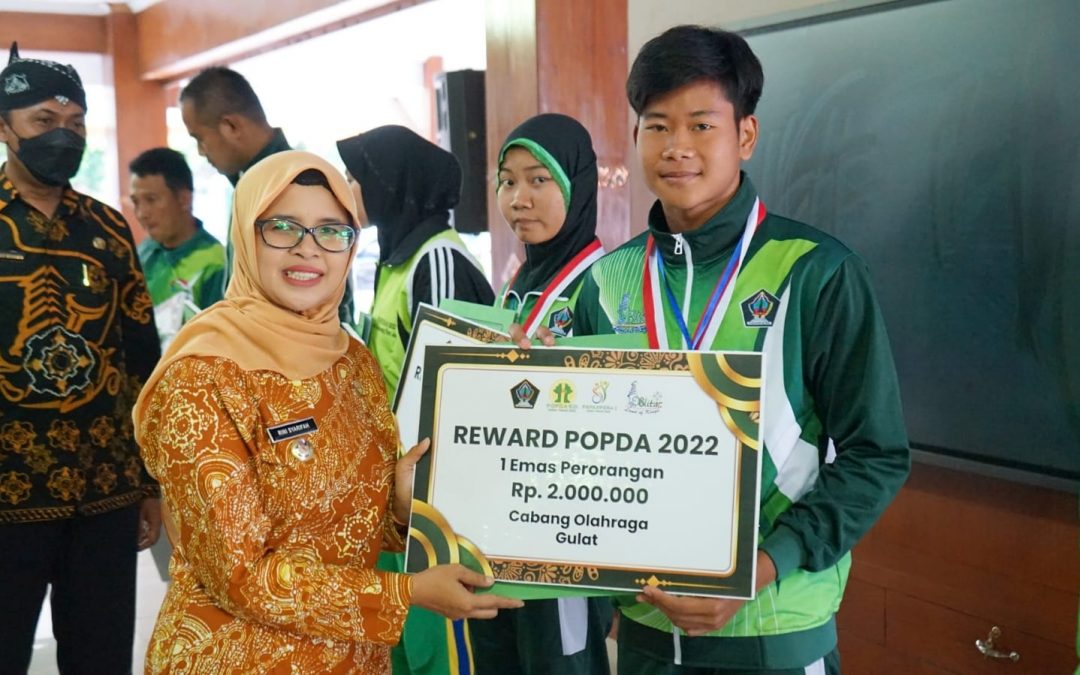 Bupati Blitar Serahkan Reward kepada 31 Atlet dan Pelatih Kabupaten Blitar pada Ajang POPDA PEPARPEDA dan POSPEDA