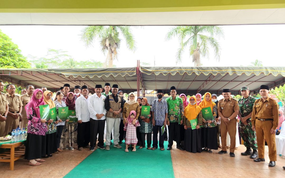 Bupati Blitar Menyalurkan Pentasyarufan Zakat Infaq dan Shodaqoh Bersama Baznas di Kecamatan Selorejo