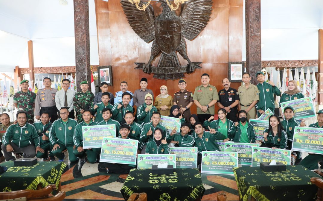 Bupati Blitar Serahkan Reward kepada Atlet Porprov VII Kontingen Kabupaten Blitar