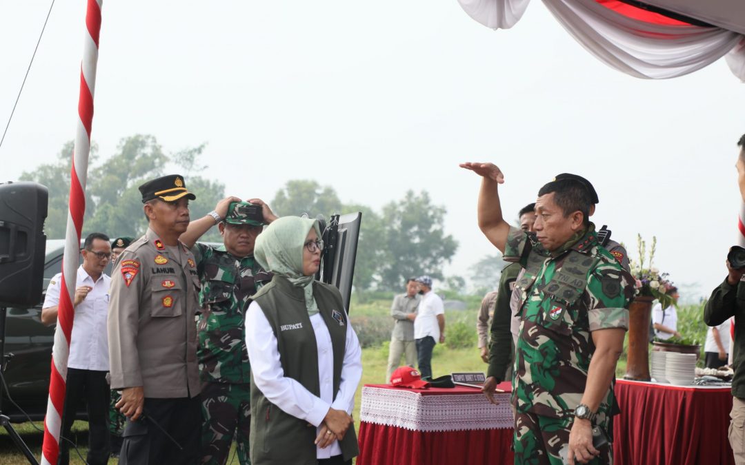 Terjun Payung di Kecamatan Udanawu Sukses Digelar, Mak Rini Berharap Kontinu Dilaksanakan di Kabupaten Blitar