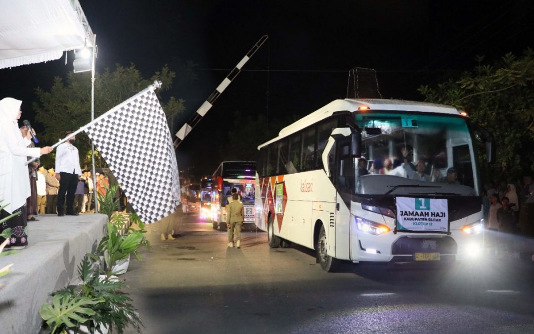 Bupati Blitar, Rini Syarifah Berangkatkan Calon Jamaah Haji Kloter 12 dan 13