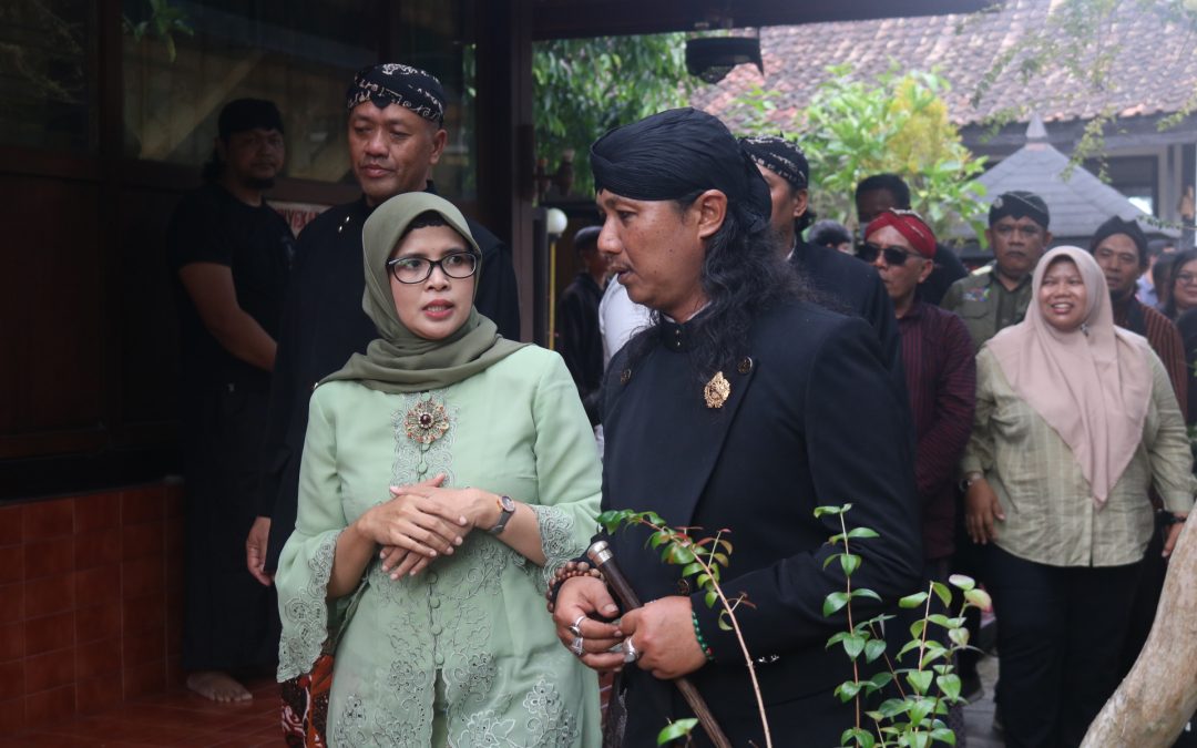 Hidupkan Kembali Budaya Lokal Pasca Pandemi, Bupati Blitar Menghadiri Kirab Pusaka Haul Eyang Jugo di Kesamben