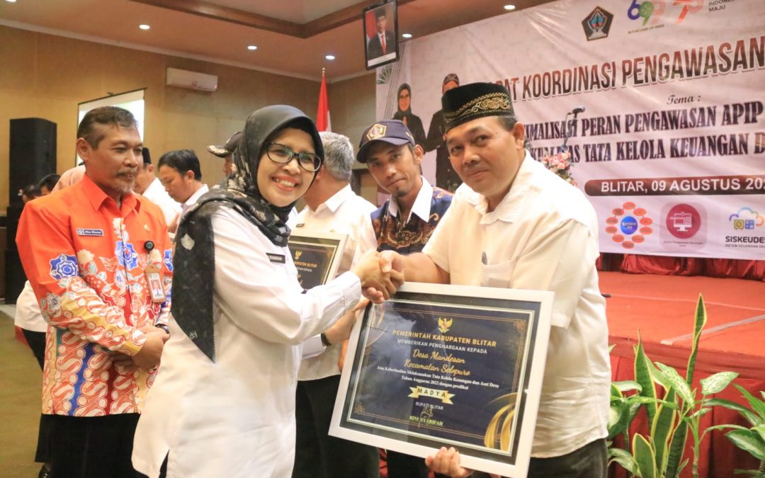 Bupati Blitar Serahkan 10 Penghargaan Desa Nilai Tertinggi Pada Acara Rakorwas