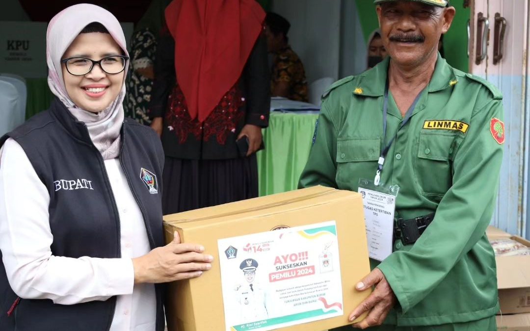 Tinjau TPS di Kabupaten Blitar, Mak Rini Minta Petugas Menjaga Kesehatan