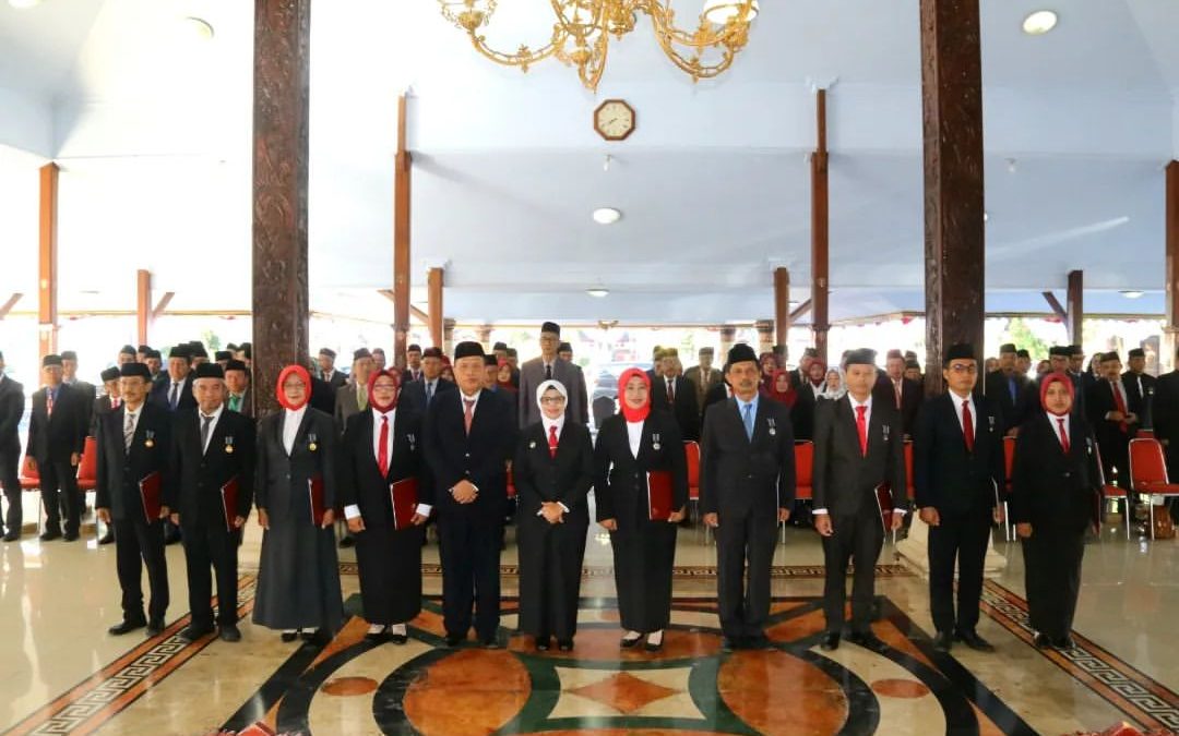 Serahkan Anugerah Satyalancana Karya Satya, Bupati Tekankan BerAKHLAK.