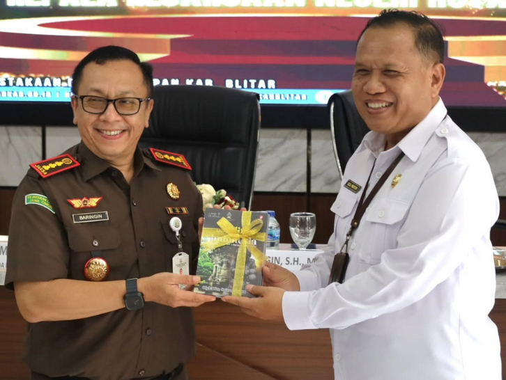 Penyerahan Dokumen Naskah Perjanjian Hibah Perpustakaan Interaktif Pemkab Blitar dengan Kejaksaan Kota Blitar