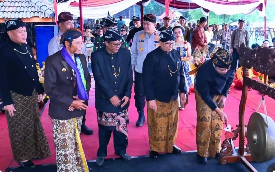 Pemerintah Kabupaten Blitar Gelar Larung Sesaji di Pantai Tambakrejo