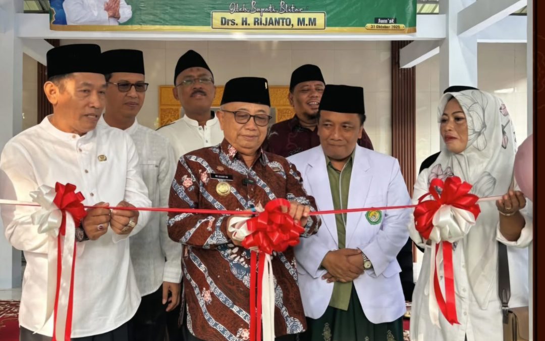 Bupati Blitar Resmikan Musholla Darussholihin di UPT SD Negeri Kanigoro 03