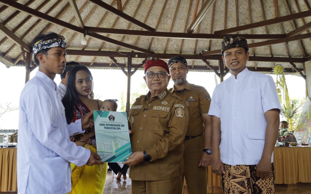 Sambut HJB , Pemkab Blitar Serahkan 53 Akta Perkawinan