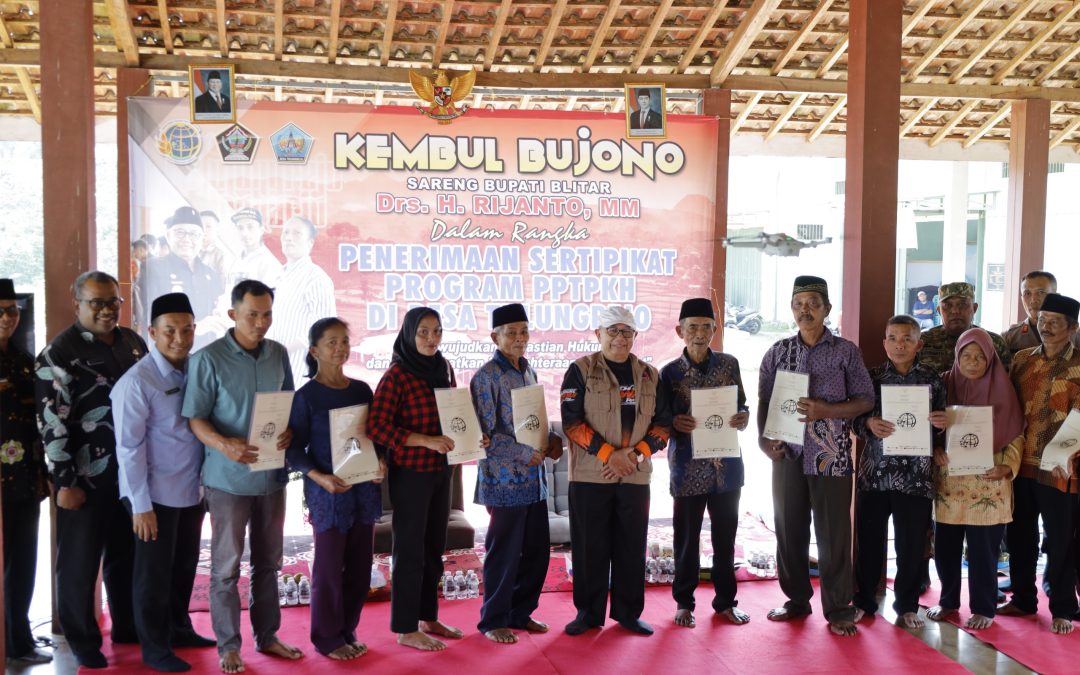 Bupati Blitar Serahkan Sertipikat PPTPKH Warga Desa Tulungrejo