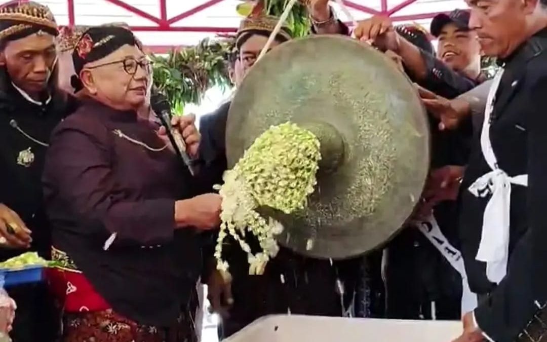 Pemkab Blitar Lakukan Upacara Adat Jamasan Kyai Pradah