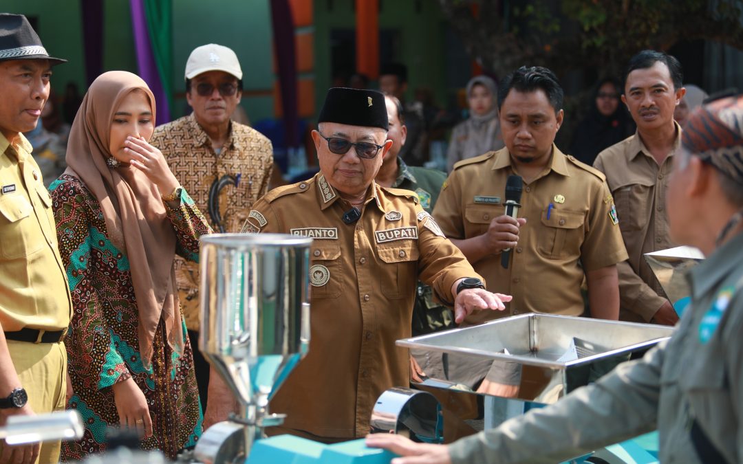 Pemkab Blitar Serahkan Bantuan Alat dan Mesin Pertanian