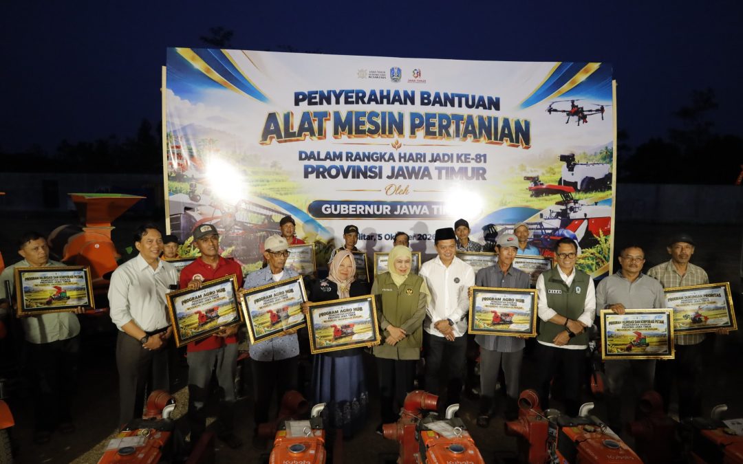 Jelang Peringatan Hari Jadi Provinsi Jawa Timur Ke 81, Gubernur Salurkan Combine Harvester dan Pompa Air untuk Kelompok Tani